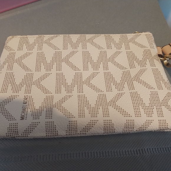 Michael Kors Jet Set Monogram Wristlet - Picture 7 of 9